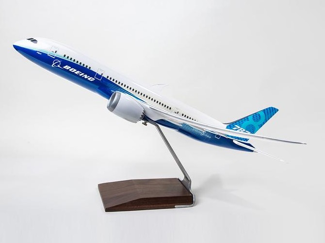 【BOEING】 ボーイング 787-8 Dreamliner レジン モデル (1/100)