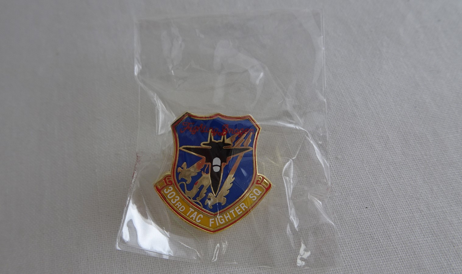 303RD TAC FIGHTER SQ（ブルー） ピンバッチ