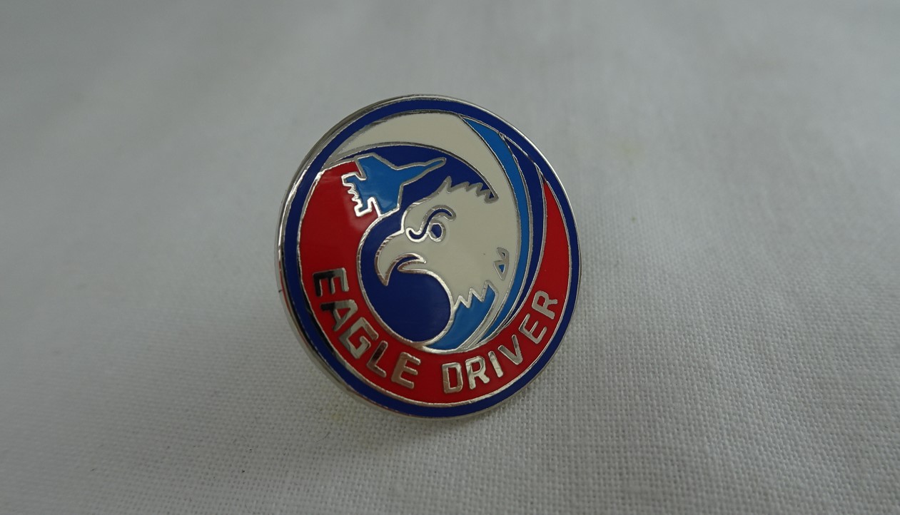 304SQ EAGLE DRIVER ピンバッチ